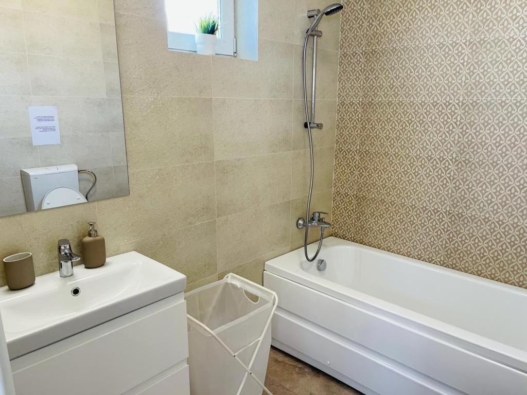 Galaxy Residence Villa Otopeni Bagian luar foto